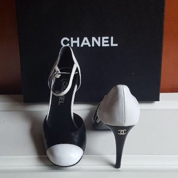 CHANEL Shoes - HOST PICK !!!! CHANEL 2tone heals  with CC logo